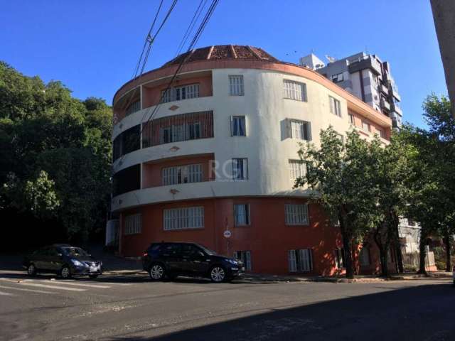 Ótimo apartamento de frente para o Morro Ricaldone,  primeiro andar, um degrau para acessar o edifício, 3 quartos, banheiro social mobiliado, amplo living para 2 ou 3 ambientes, cozinha com entrada de