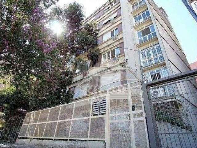 Vende-se apartamento 3 dormitórios, com 1 suíte, living amplo, com terraço, banho social, copa e cozinha, pátio, banheiro auxiliar, dispensa, piso parquet e 1 elevador. O apartamento precisa ser moder