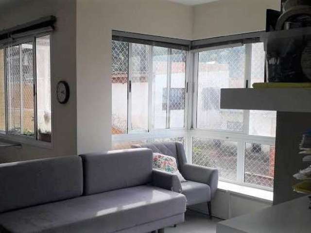 Excelente apartamento semi mobiliado com 2 dormitórios, sendo 1 suíte com sacada, banheiro social, amplo living para 2 ambientes com lareira, cozinha em conceito aberto planejada e com churrasqueira, 