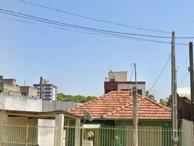 Terreno na Rua Guilherme Alves; 8,20 x 29,70.&lt;BR&gt;Próximo à Av. Bento Gonçalves.&lt;BR&gt;O terreno conta com uma edificação de madeira com 3 dormitórios, sala, copa cozinha, banho social, 1 vaga