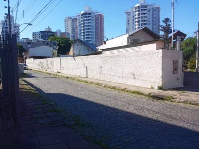 Terreno com estacionamento/garagem comercial. Ideal para construção.