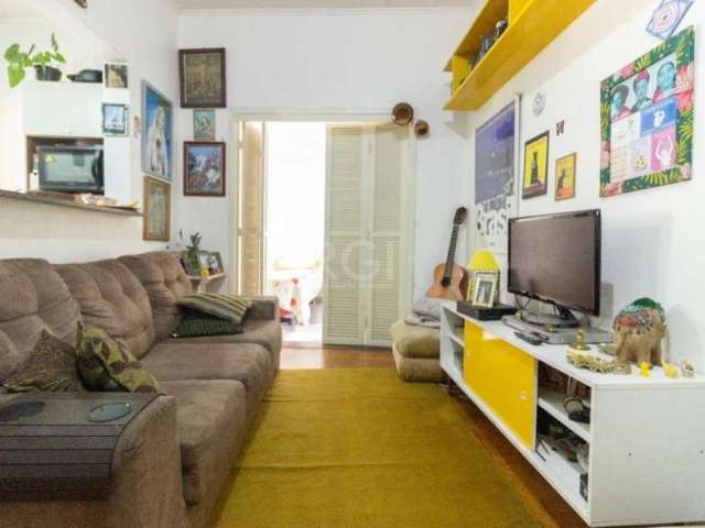 Apartamento 2 dormitórios térreo a venda no bairro Cidade Baixa. Sala, cozinha, banheiro, e pátio com churrasqueira, de fundos, bem iluminado, silencioso e com total privacidade. Excelente Localização