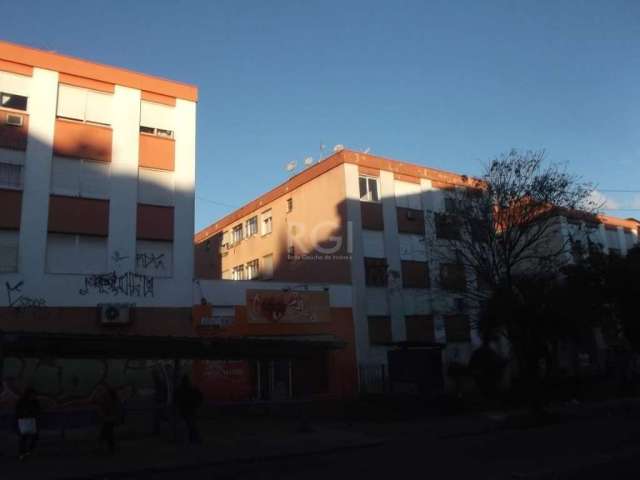 Apartamento de 2 dormitórios, peças amplas, cozinha e banheiro , ficam os móveis da cozinha e do banheiro,  junto a escolas, mercados,  ônibus e lotação na porta. imóvel  somente à vista.