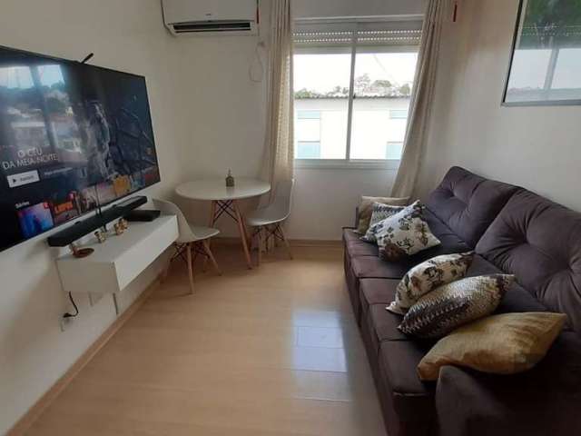 Excelente apartamento de 02 dormitórios no Bairro Santo Antônio, reformado com piso laminado, split, sala, cozinha e área de serviço. Andar alto com excelente vista no condomínio arborizado com portar