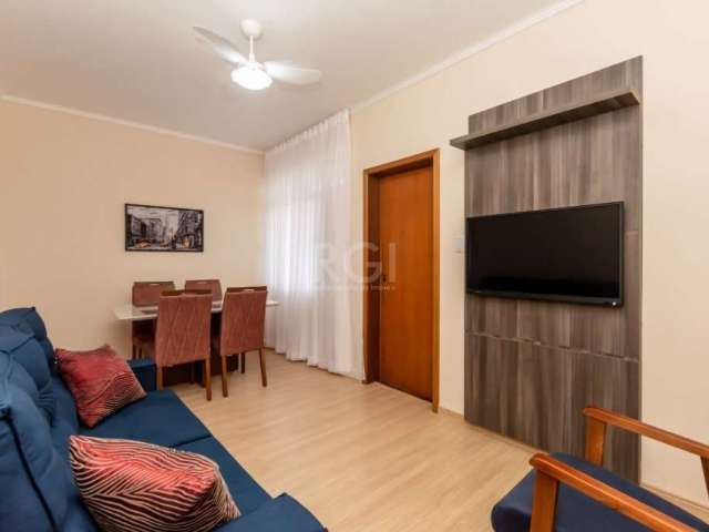 Apartamento  2 dormitórios, reformado a pouco tempo. peças amplas, negocia-se deixar móveis. todo em piso laminado na sala e dormitórios, área de serviço ampla. &lt;BR&gt;Localizado a 1 quadra da Av. 