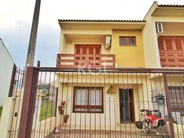 Linda casa de três dormitórios, sendo uma suíte com armários planejados, dois banheiros e um lavabo. A casa possuí em excelente pátio tanto na frente da casa como nos fundos, uma sala ampla com lareir