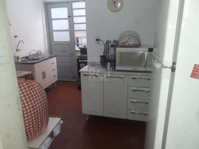 Excelente apartamento térreo no bairro Petrópolis. Living para dois ambientes, dois dormitórios amplos, cozinha com área de serviço separada e banheiro social. Conta com uma vaga de garagem, fixa, por