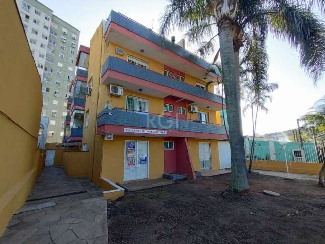 Apartamento no bairro Glória, com aproximadamente 70m² de área privativa,  02 dormitórios, living com acesso ao pátio lateral, cozinha com armários, área de serviço separada com tanque, banheiro socia