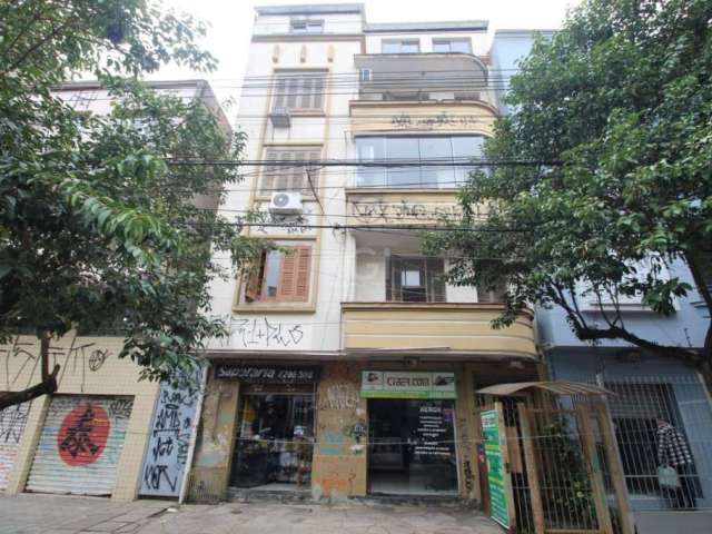 Muito bom apartamento, desocupado, todo reformado, elétrica e hidráulivca toda nova, com 2 dormitórios e living amplo, banheiro social, suíte, área de serviço, água quente, 2 lances de escada, sol da 