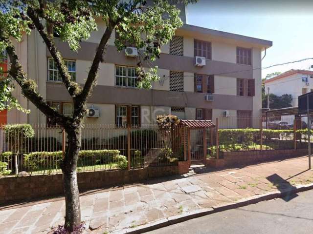 Lindo Apartamento com 02 dormitórios no bairro  Petrópolis, Totalmente reformado e mobiliado; living 2 ambientes, churrasqueira, banho social com box, cozinha, área de serviço, e 01 vaga. Baixo custo 