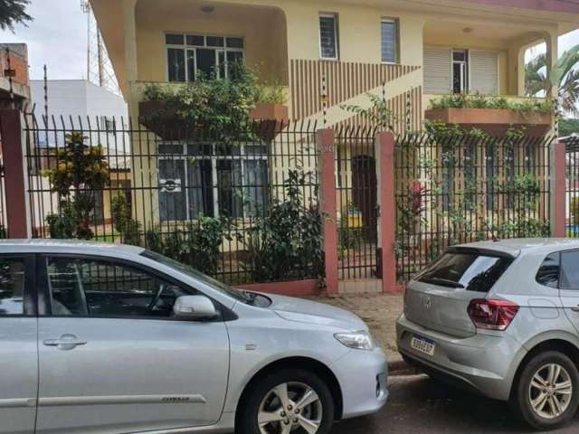 Sobrado à venda em Maringá, Zona 08, com 4 quartos, com 649 m²