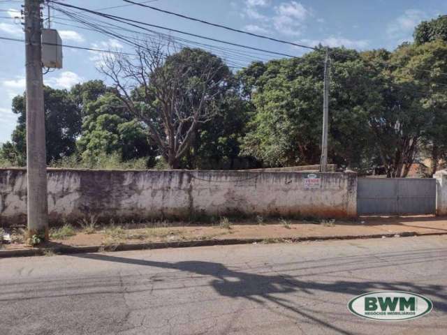 Terreno a venda na Rua Flor de Carvalho no Éden . Belíssimo terreno plano, em localização privilegiada, próximo de colégios, bancos, Posto de saúde, P