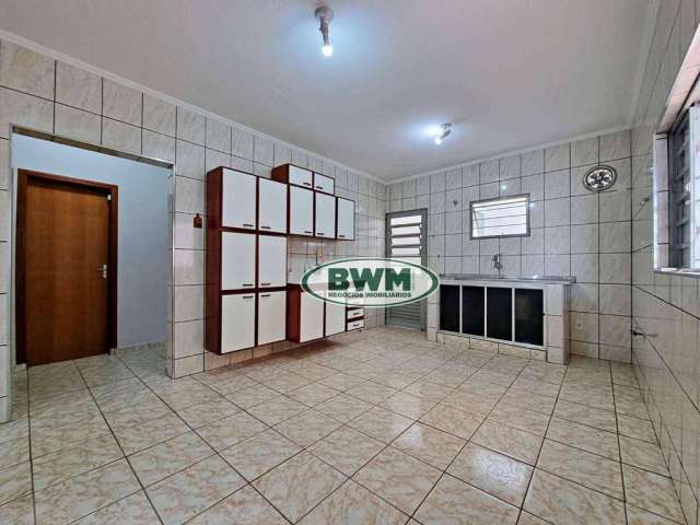 OPORTUNIDADE! Casa ampla, terreno de 360 m², quintal grande. bem localizada no bairro Cidade Jardim!