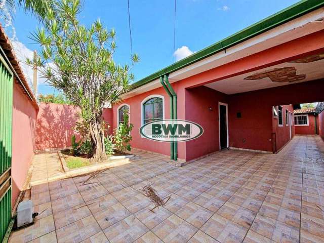 OPORTUNIDADE! Casa ampla, terreno de 250 m², suíte, quintal, bem localizada, bairro Parque Esmeralda