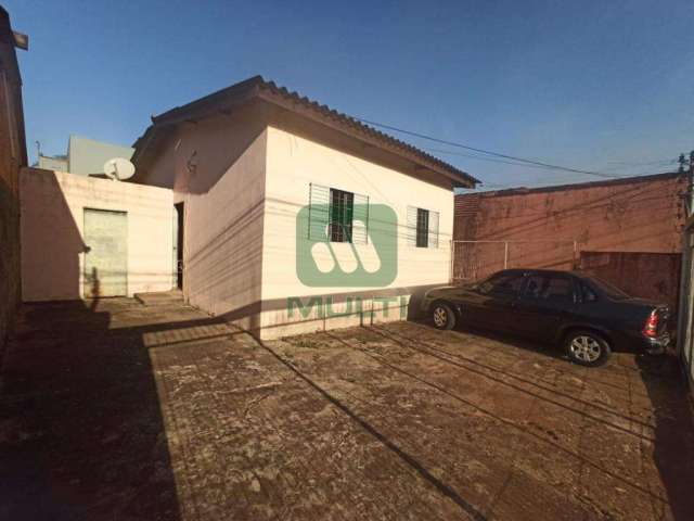 Casa com 2 quartos à venda no Conjunto Segismundo Pereira, Uberlândia  por R$ 270.000