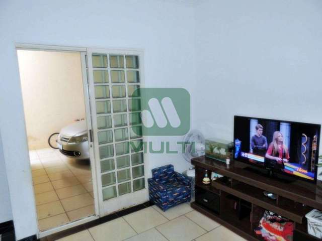 Casa com 3 quartos à venda no Santo Inácio, Uberlândia  por R$ 325.000