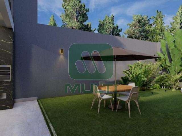 Casa com 3 quartos à venda no Santa Mônica, Uberlândia  por R$ 860.000