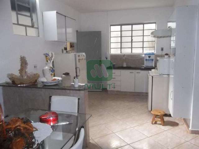 Casa com 2 quartos à venda no Chácaras Tubalina, Uberlândia  por R$ 370.000