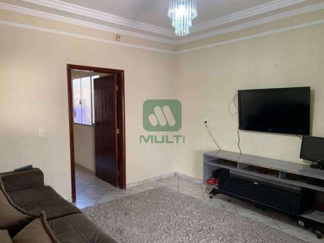 Casa com 3 quartos à venda no Jardim Patrícia, Uberlândia  por R$ 560.000