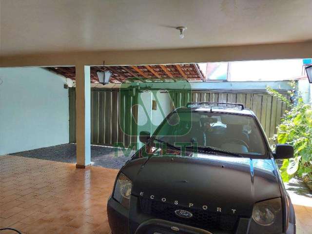 Casa com 3 quartos à venda no Santa Mônica, Uberlândia  por R$ 700.000