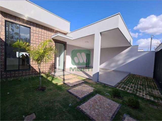 Casa com 3 quartos à venda no Jardim Europa, Uberlândia  por R$ 650.000