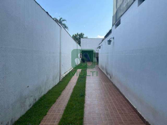 Casa com 2 quartos à venda no Custódio Pereira, Uberlândia  por R$ 390.000