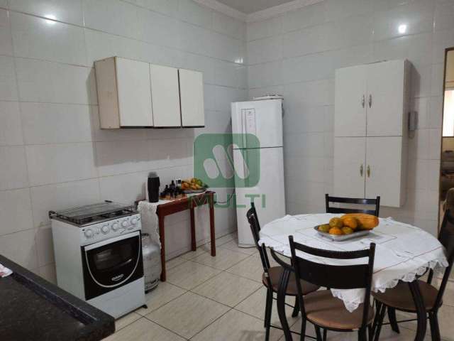 Casa com 3 quartos à venda no Jardim Europa, Uberlândia  por R$ 370.000