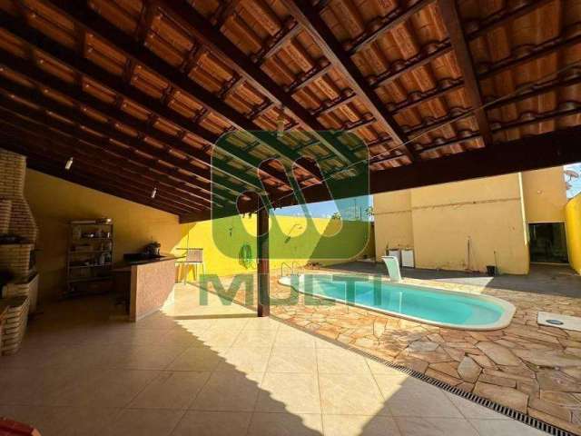 Casa com 2 quartos à venda no Conjunto Segismundo Pereira, Uberlândia  por R$ 600.000