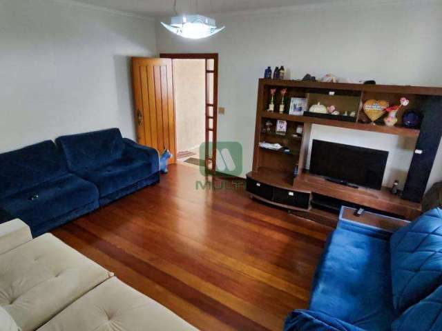 Casa com 3 quartos à venda no Jardim Patrícia, Uberlândia  por R$ 580.000