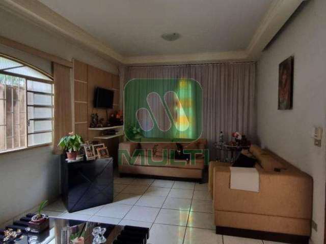 Casa com 3 quartos à venda no Umuarama, Uberlândia  por R$ 600.000