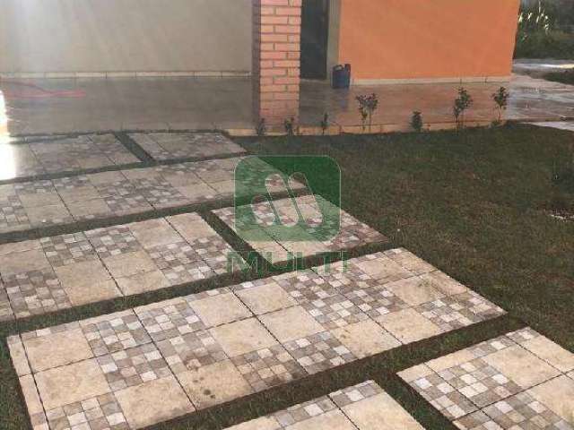 Casa com 3 quartos à venda em Carajás, Uberlândia  por R$ 460.000