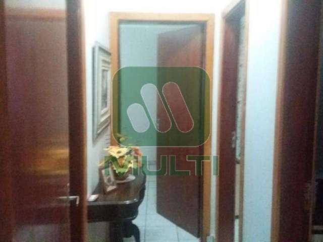 Casa com 3 quartos à venda na Cidade Jardim, Uberlândia  por R$ 670.000