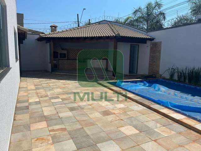 Casa com 4 quartos à venda no Alto Umuarama, Uberlândia  por R$ 1.280.000