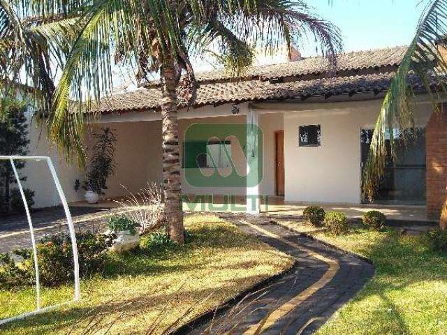 Casa com 3 quartos à venda no Tubalina, Uberlândia  por R$ 850.000