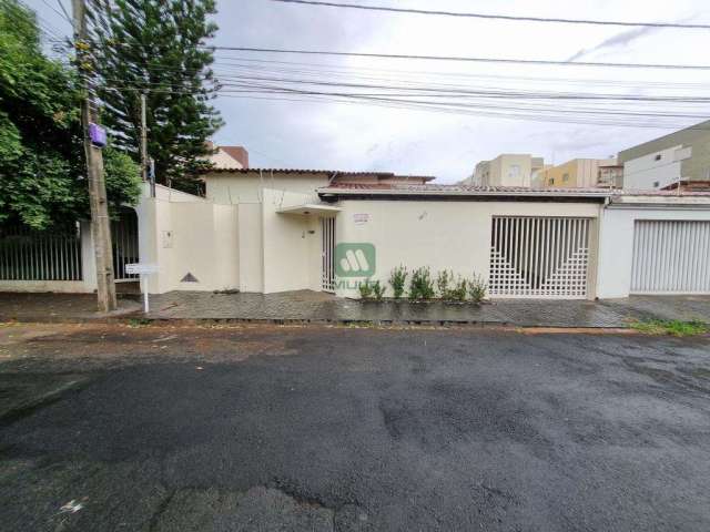 Casa com 4 quartos à venda no Santa Mônica, Uberlândia  por R$ 950.000