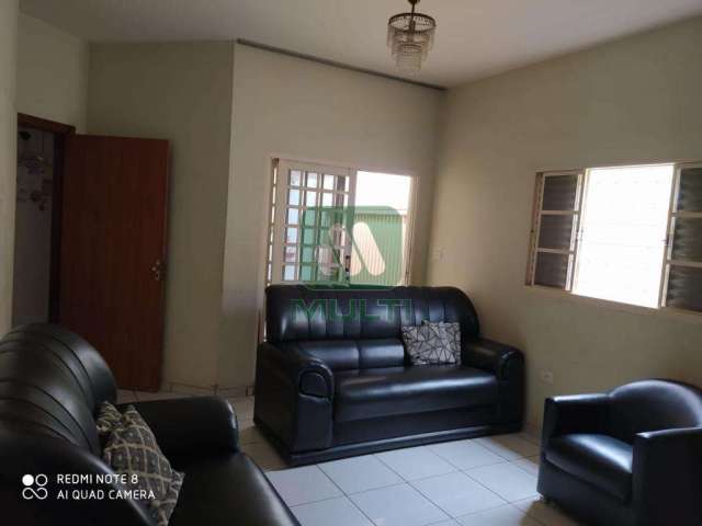 Casa com 3 quartos à venda no Jardim Patrícia, Uberlândia  por R$ 780.000