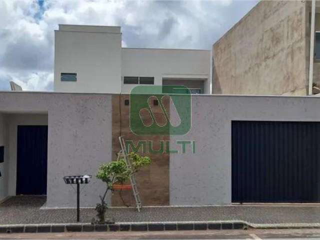 Casa com 3 quartos à venda no Jardim Europa, Uberlândia  por R$ 950.000