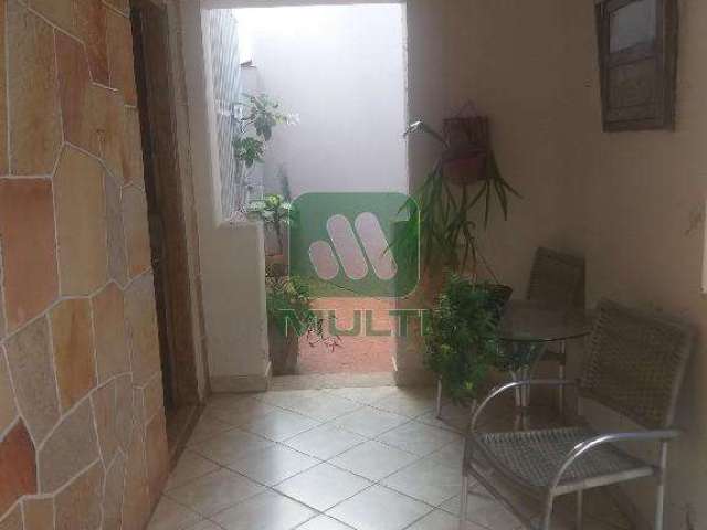 Casa com 3 quartos à venda no Fundinho, Uberlândia  por R$ 750.000