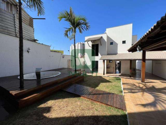 Casa com 3 quartos à venda no Tubalina, Uberlândia  por R$ 700.000