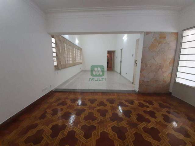 Casa com 4 quartos à venda no Centro, Uberlândia  por R$ 1.300.000