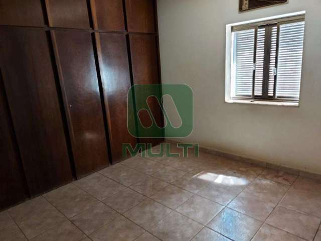 Casa com 3 quartos à venda no Centro, Uberlândia  por R$ 1.700.000