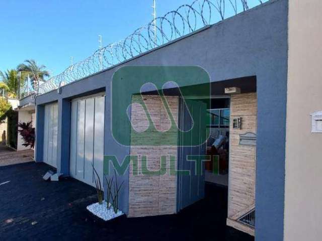 Casa com 3 quartos para alugar na Cidade Jardim, Uberlândia  por R$ 9.000