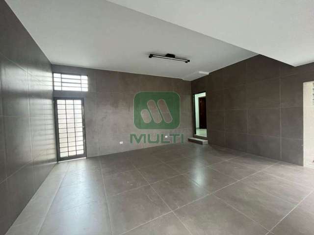 Casa com 4 quartos para alugar no Daniel Fonseca, Uberlândia  por R$ 3.800