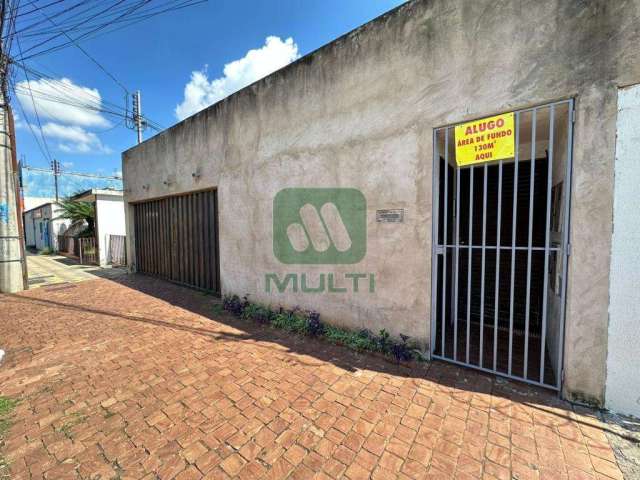 Casa com 2 quartos para alugar no Martins, Uberlândia  por R$ 1.150