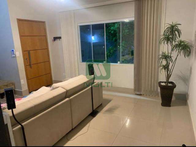 Casa com 3 quartos para alugar no Tabajaras, Uberlândia  por R$ 5.500