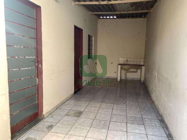 Casa com 2 quartos para alugar no Osvaldo Rezende, Uberlândia  por R$ 800