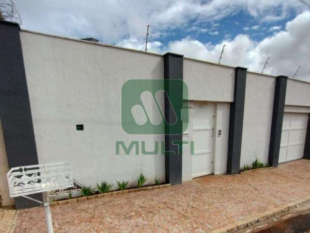 Casa com 3 quartos para alugar no Jardim Karaíba, Uberlândia  por R$ 4.800