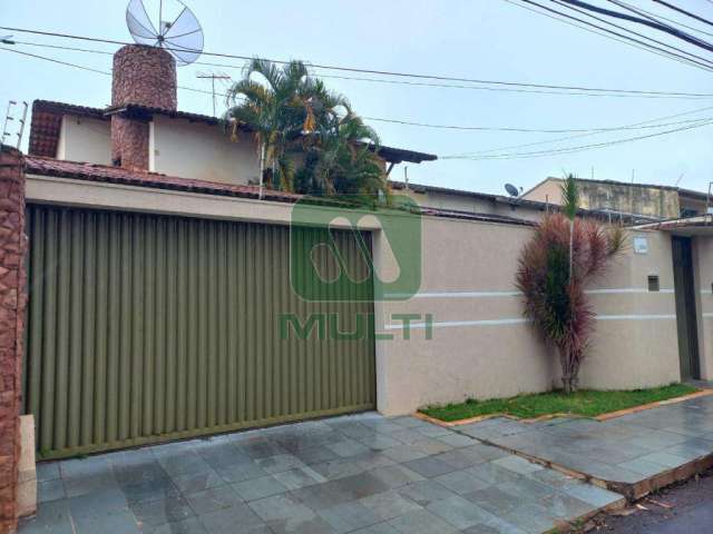 Casa comercial com 3 salas para alugar na Cidade Jardim, Uberlândia  por R$ 5.800