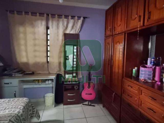 Casa com 5 quartos à venda no Pacaembu, Uberlândia  por R$ 460.000