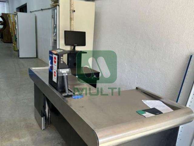 Sala comercial com 1 sala para alugar no Dona Zulmira, Uberlândia  por R$ 6.000